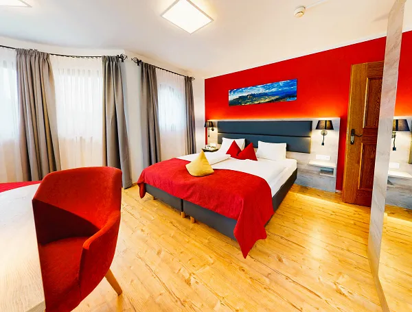 Doppelzimmer mit Doppelbett und Sitzbank