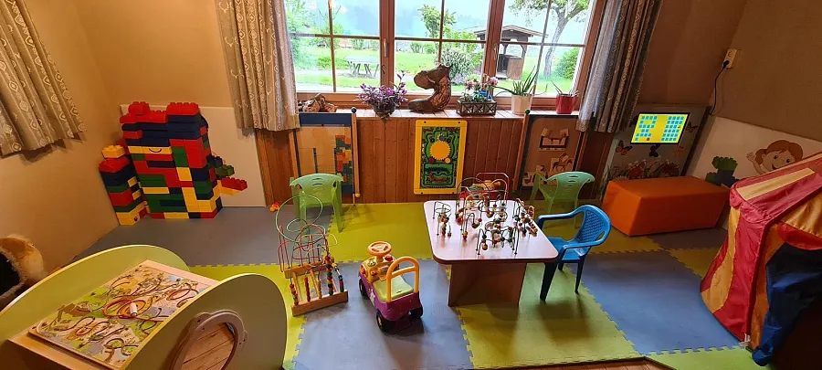 Spielzimmer mit Spielsachen im Haus