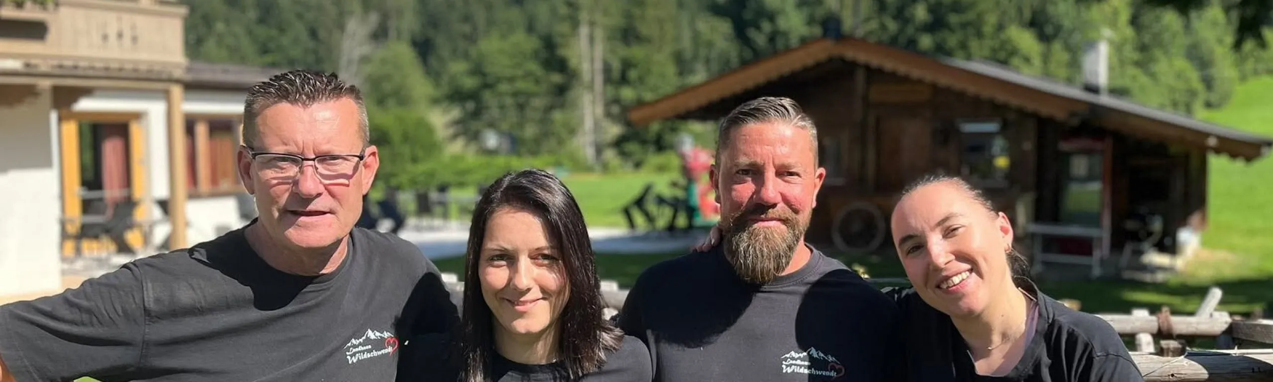 Das Team vom Landhaus Wildschwendt im Garten vor dem Haus