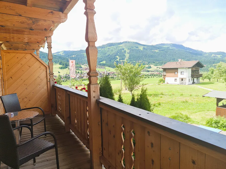 Balkon eines Doppelzimmers im Jagdhaus mit Sitzplatz und Blick in die Region Wilder Kaiser