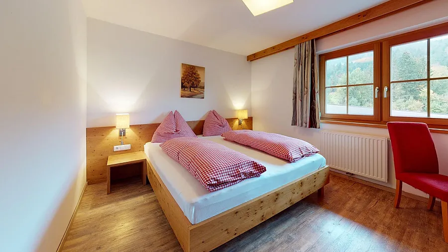 Schlafzimmer mit Doppelbett im Appartement Ellmauer Tor
